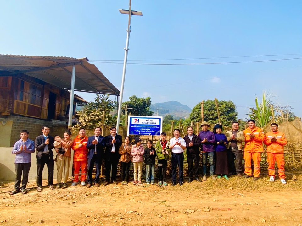 Đội quản lý Điện lực khu vực Thuận Châu – Quỳnh Nhai bàn giao công trình đèn đường “Thắp sáng làng quê” tại xã Mường Bám
